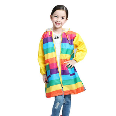 O teste padrão do arco-íris alinhou crianças que a capa de chuva para o GV unisex aprovou Multisize