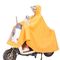 Motocicleta que monta o poncho amarelo impermeável da chuva da bicicleta dobro